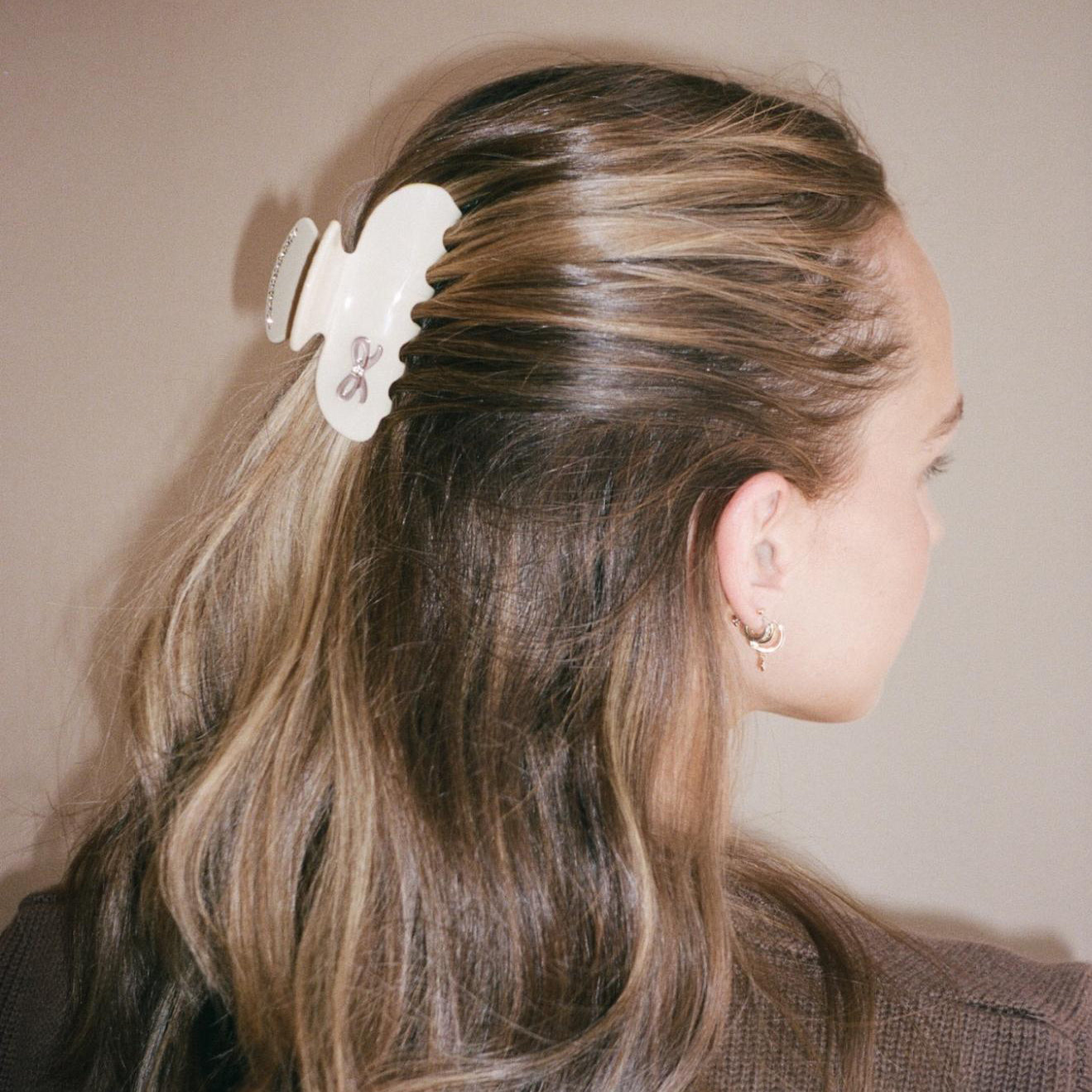 Model wearing Sweetheart Clip in Vanilla Chai in hair.