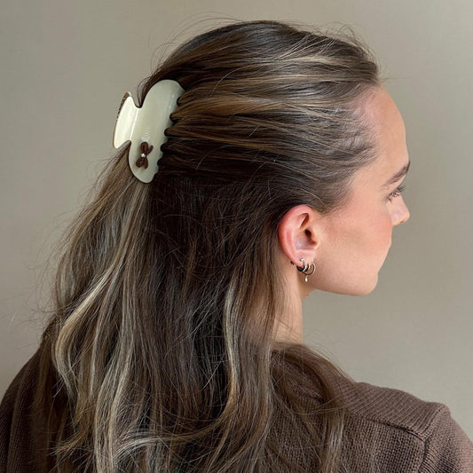 Model wearing Sweetheart Clip in Vanilla Chai in hair.